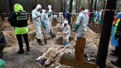 Exhumación de un cadáver en una fosa hallada en Izium, en el noreste de Ucrania, este viernes.