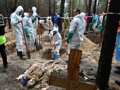 Exhumación de un cadáver en una fosa hallada en Izium, en el noreste de Ucrania, este viernes.