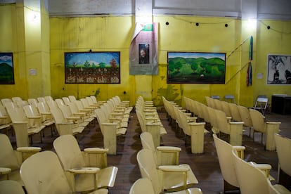 El auditorio del antiguo Casino Alemán, que todavía conserva las sillas de madera de inicios del siglo XX.