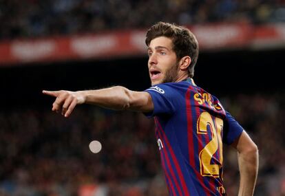 Sergi Roberto, jugador del Barcelona, da indicaciones a sus compañeros.