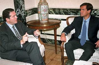El ministro de Justicia, José María Michavila, y Juan Fernando López Aguilar (PSOE), el pasado diciembre.