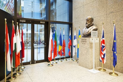 Una bandera del Reino Unido, también conocida como Union Jack, cuelga entre una bandera de la Unión Europea (UE) y un busto de Justus Lipsius, filólogo y humanista flamenco, dentro de un pasillo del edificio Justus Lipsius, la sede del Consejo Europeo.