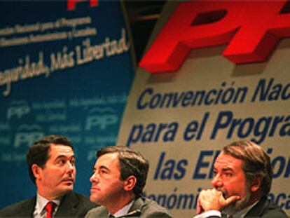 José María Michavila, Ángel Acebes y Jaime Mayor, ayer, en la convención que el PP celebró en Valencia.