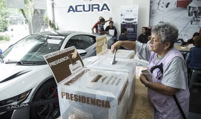 Una ciudadana vota en una casilla en Ciudad de México.