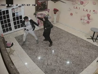 Fotograma de la cámara de seguridad que muestra la confrontación entre Brandon Tsay y Huu Can Tran en el Lai Lai Ballroom & Studio, el 1 de enero 2023