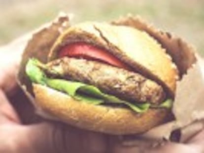 Salchichas, hamburguesas y otros productos cárnicos procesados son  carcinógenos para humanos , dice la agencia sanitaria. La carne roja es  probablemente carcinógena .