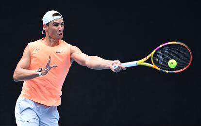 Nadal golpea la pelota durante un entrenamiento en Melbourne Park.