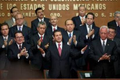 Fotografía cedida hoy, martes 5 de febrero de 2013, que muestra al presidente de México, Enrique Peña Nieto (c), en la ciudad de Querétaro durante la conmemoración del 96 aniversario de la promulgación de la Constitución en la ciudad de Querétaro. EFE/Presidencia/Solo uso editorial