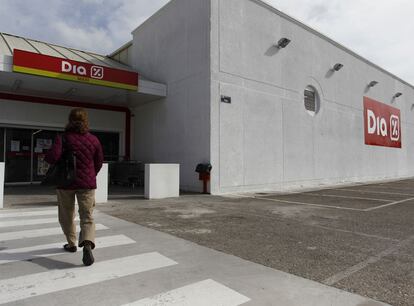 Una mujer se dispone a entrar en  un  establecimiento de la cadena Dia en la localidad madrileña de Las Rozas.