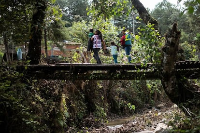 Junto a un río de agua grisácea y maloliente, una mujer expresa anónimamente su rechazo a la tradición pues teme represalias de sus vecinos. ”Las mujeres vendidas a fuerza tienen que atender al suegro. ‘Yo te pagué y te puedo hacer lo que yo quiera’, es lo que dicen”, según esta madre de dos jovencitas, angustiada porque su esposo podría repetir la historia con ellas.