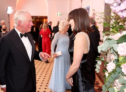 El príncipe Carlos de Inglaterra saluda a Ana de Armas en el estreno mundial de 'Sin tiempo para morir' en el Royal Albert Hall de Londres el pasado 28 de septiembre.