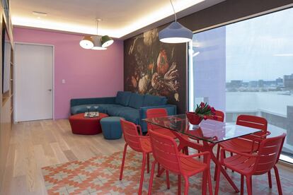 En la pared de la sala de estar se ha usado como elemento decorativo un mural que reproduce a gran escala un bodegón flamenco. Bajo la mesa, el suelo es de baldosas hidráulicas del artista Francisco Toledo