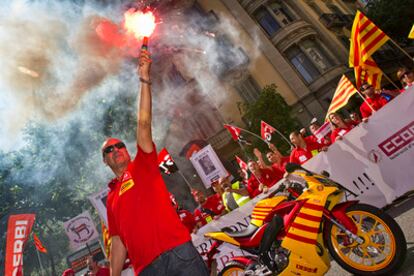 Trabajadores de Derbi marchan por el centro de Barcelona hasta el consulado italiano en protesta por el cierre de la fábrica de Martorelles.