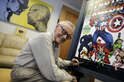 Stan Lee assina um pôster antes de uma exposição, em seu escritório de Los Angeles, em 15 de setembro de 2009.