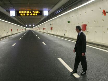 Ruiz-Gallardón inaugura en 2007 uno de los túneles de la M-30, que costó casi 5.000 millones.