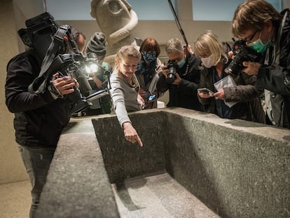 Friederike Seyfried, directora del Museo Egipcio de Berlín señala el daño causado por un líquido en las exhibiciones del Neues Museum el 21 de octubre de 2020.