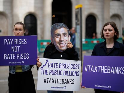 Un activista con una máscara del primer ministro británico, Rishi Sunak, protesta contra la subida de los tipos de interés frente al Banco de Inglaterra en Londres, el jueves pasado.