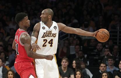 Kobe Bryant, de los Lakers, busca a un compañero ante Jimmy Butler, de los Bulls.