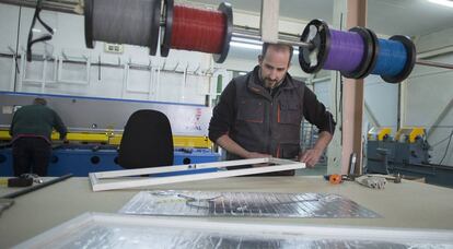 Un trabajador, en una plante de placas de calefacci&oacute;n.