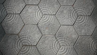 Rajoles hexagonals de Gaudí en forma de bresca per al passeig de Gràcia.