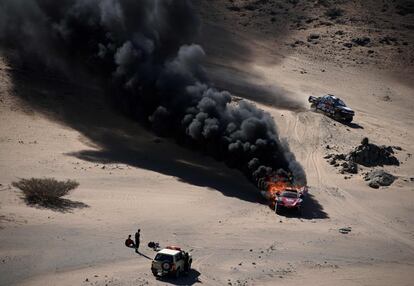 El vehículo del equipo RD Limitied arde tras un accidente durante la etapa entre Jeddah y Al Wajh, el 5 de enero.
