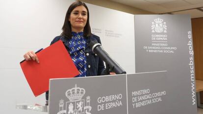 La exministra Carmen Montón durante la comparecencia en la que anunció su dimisión.