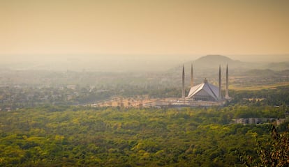 Con sus cuatro esquinas amarradas por cuatro minaretes en forma de aguja que se elevan 90 metros, la sala de oraciones, de forma piramidal, de la mezquita de Shah Faisal, en Islamabad (Paquistán), parece sostenerse serenamente sobre una meseta elevada con vistas a la ciudad. Es la mayor mezquita del páis, con capacidad para más de 250.000 fieles.