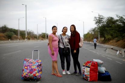 Ailin Tua, de 43 años, espera un taxi junto a sus hijas Paola, de 18, y Sofía, de 13. En Venezuela, Ailin era costurera, dueña de su propio taller; pero la falta de clientes y el alto precio de la materia prima le obligó a cerrar. En 2017, su esposo abandonó el país y emigró a Perú, donde a los seis meses de su llegada consiguió finalmente un trabajo estable que le permitió enviar dinero a Venezuela. Mientras tanto, tuvo que dormir en la calle casi cuatro meses. El detonante para decidir salir del país fue una amenaza de secuestro: "Recibí una llamada y me dijeron: 'Quiero 350 dólares o iré a secuestrar a Paola y Sofía, iré a sus escuelas'". Ailin cogió un taxi, buscó a sus hijas en el colegio y empacó en dos bolsas negras lo que pudo encontrar para ir a casa de su hermana. Luego, emigró a Perú para intentar establecer un nuevo hogar, antes de regresar a Venezuela para recoger a sus hijas.