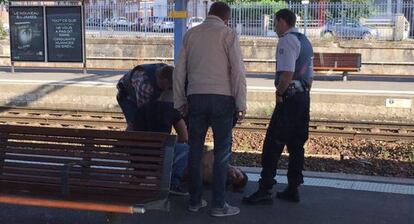 Agentes de polic&iacute;a, con el detenido en la estaci&oacute;n de Arras.