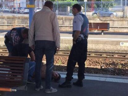 Agentes de polic&iacute;a, con el detenido en la estaci&oacute;n de Arras.