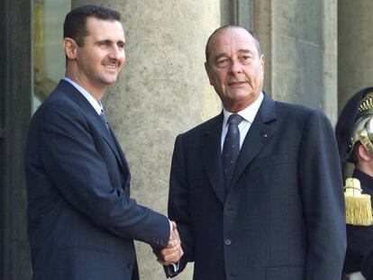 El expresidente francés Jacques Chirac recibe a su homólogo sirio, Bachar El Asad, en París en 2001.