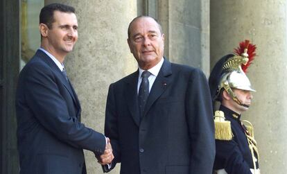 El expresidente francés Jacques Chirac recibe a su homólogo sirio, Bachar El Asad, en París en 2001.