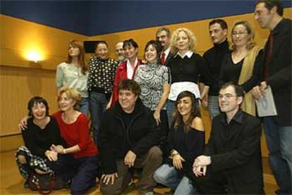 Pedro Almodóvar, en el centro, rodeado de actores y amigos que le acompañaron ayer en Cuenca.