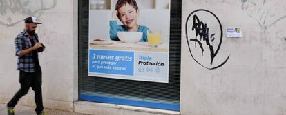 Un anuncio de seguros, en una sucursal de un banco.