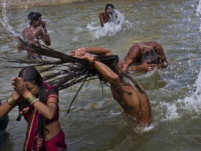 Hindus tomam banho no rio Godavari, durante festival na &Iacute;ndia.