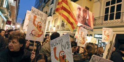 Participantes en la manifestaci&oacute;n de Castell&oacute;n para pedir que se restablezcan las emisiones de TV-3.