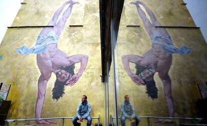 El artista Cosmo Sarson ante su mural 'Breakdancing Jesus', en el barrio de Stokes Croft de Bristol.