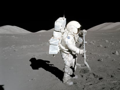 El astronauta Harrison Schmitt recolecta muestras de rastrillo lunar en diciembre de 1972 durante la misión Apolo 17.