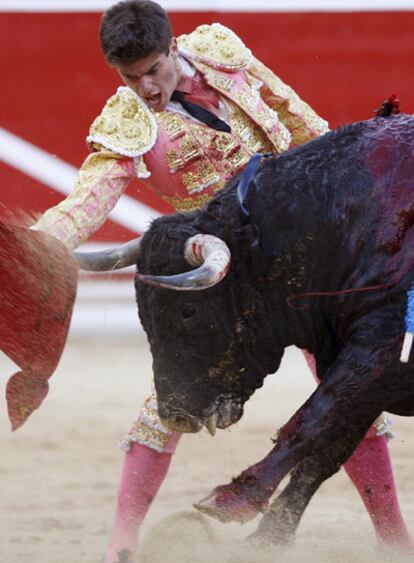 El diestro Rubén Pinar durante la corrida de este viernes.