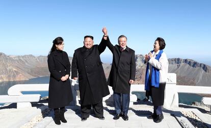 El presidente surcoreano, Moon Jae-in y su esposa Kim Jung-sook, posan junto al líder norcoreano Kim Jong-un y su esposa Ri Sol-ju para una fotografía en el Monte Paektu, en la frontera entre Corea del Norte y China.