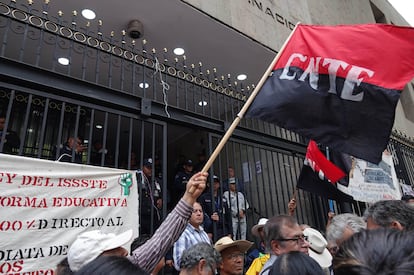 Integrantes de la Coordinadora Nacional de Trabajadores de la Educación se manifiestan frente a la Secretaría de Gobernación, en Ciudad de México, el 4 de junio 2025.