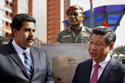 Nicolás Maduro y el presidente chino, Xi Jinping, frente a un busto de Hugo Chávez en 2014.