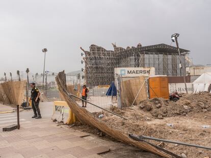 Miembros de seguridad en la entrada de las instalaciones del festival, después del derrumbe.