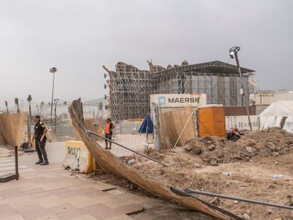 Miembros de seguridad, en la entrada de las instalaciones del festival Medusa, después de que se derrumbara parte del escenario principal.