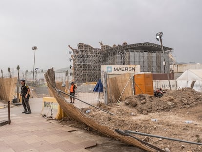 Miembros de seguridad en la entrada de las instalaciones del festival, después de que se haya derrymbado parte del escenario principal.