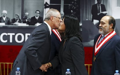 Los candidatos electorales Pedro Pablo Kuczynski (a la izquierda) y Keiko Fujimori, el lunes en Lima.