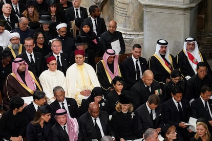 Familias reales y dignatarios asistían este lunes al funeral de Estado de la reina Isabel II.