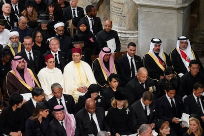 Familias reales y dignatarios asistían este lunes al funeral de Estado de la reina Isabel II. 