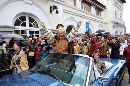 Los Reyes Magos de Oriente han llegado a Vitoria para repartir los regalos a los miles de niños que los han recibido a su llegada en tren a la capital vasca.