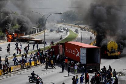 Camiones quemados, durante los enfrentamientos con los militares.